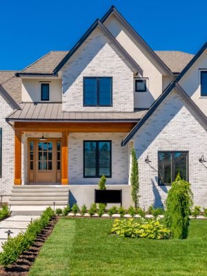 Large,Estate,Home,With,Blue,Sky,Luxurious,Landscaping,Stone,Brick